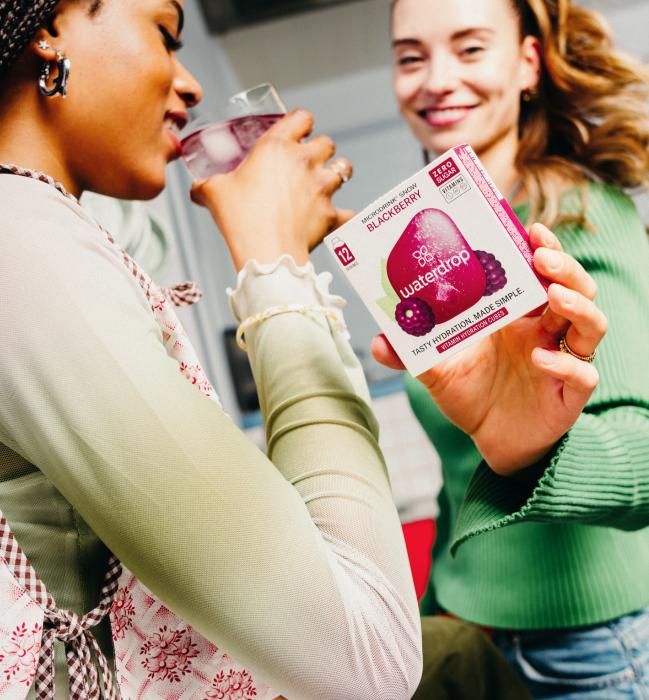 Een selectie van ons assortiment, microdrink BLACKBERRY en een drinkglas