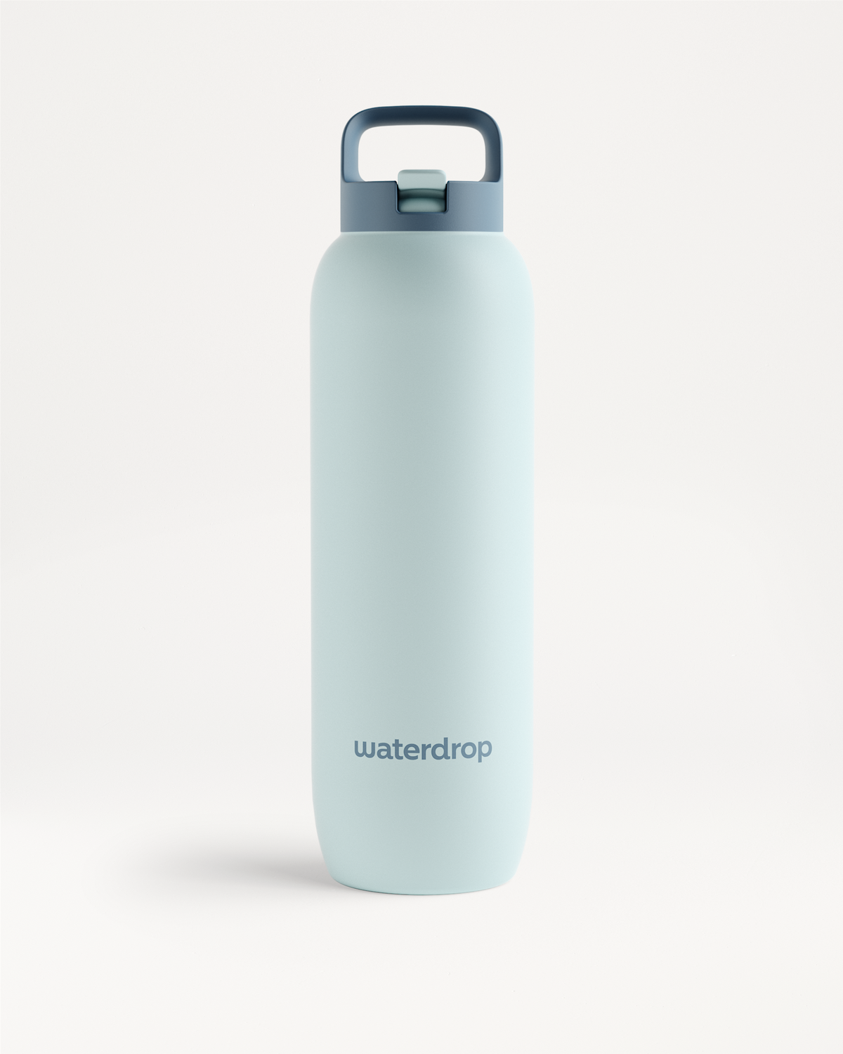 Herbruikbare All-Purpose Thermo · Dop met rietje fles van waterdrop®, pastelblauw, met ingebouwde draaggreep en merknaam. Houdt drankjes tot 24 uur ijskoud dankzij dubbelwandig roestvrij staal.