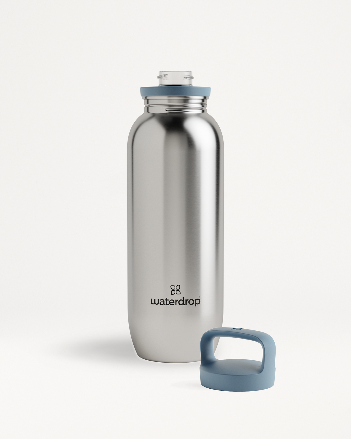 Close-up van de All-Purpose Ultralight · Spout Lid waterfles, zilverkleurig met blauwe dop, ideaal voor lichte draagbaarheid tijdens wandeltochten of dagelijks gebruik, biedt comfortabele hydratatie.