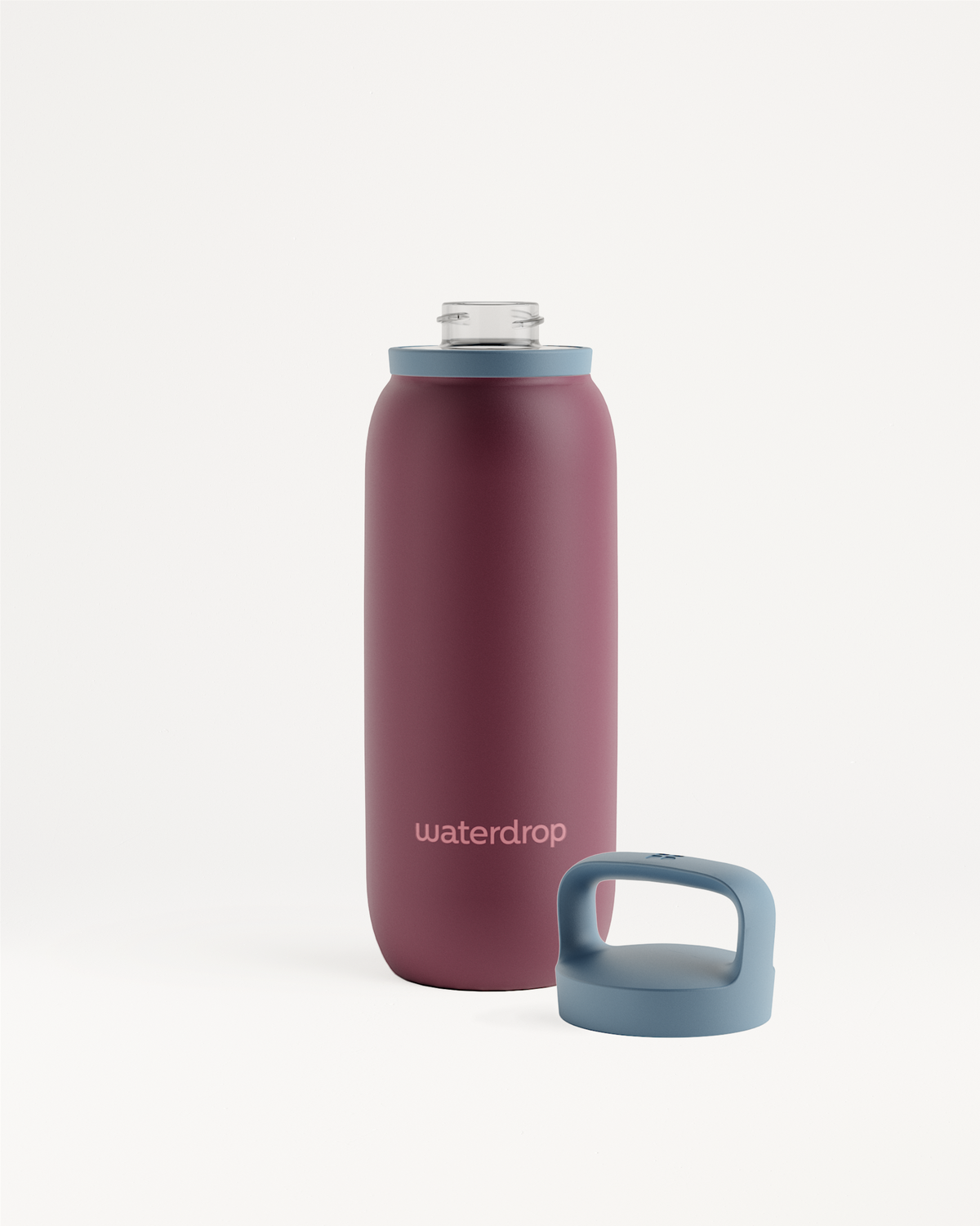 All-Purpose Thermo · Spout Lid: detailopname van de isolerende fles met dubbelwandig roestvrij staal, brede opening en blauwe handgreep voor ijskoude dranken, passend bij waterdrop®'s innovatieve hydratatieproducten.