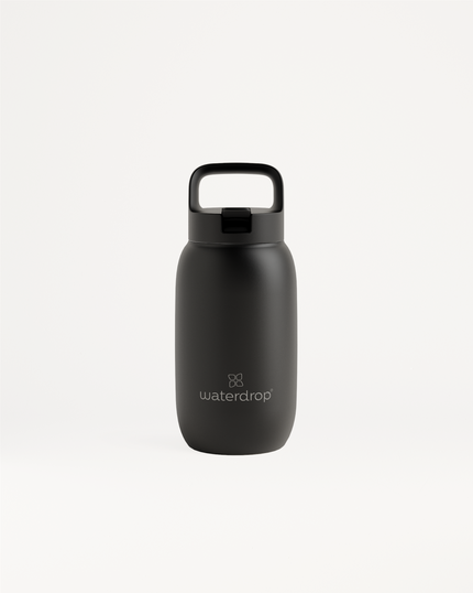 Matte-zwarte All-Purpose Thermo · Dop met rietje van Waterdrop, geïsoleerde fles met schroefdop en geïntegreerde handgreep, logo in wit op de voorkant, houdt dranken tot 24 uur koud.
