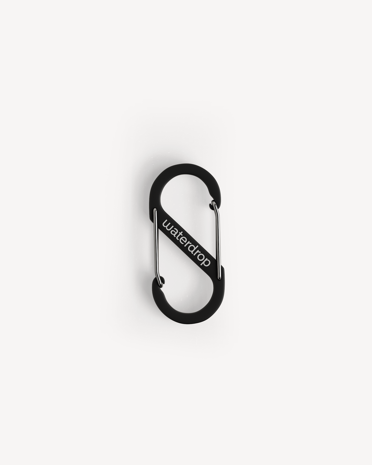 Zwarte S-vormige carabiner met twee veerklemsluitingen, voorzien van waterdrop op de ruggengraat, getoond tegen witte achtergrond. Deze Kies je goodie past bij waterdrop® NL's functionele accessoires.