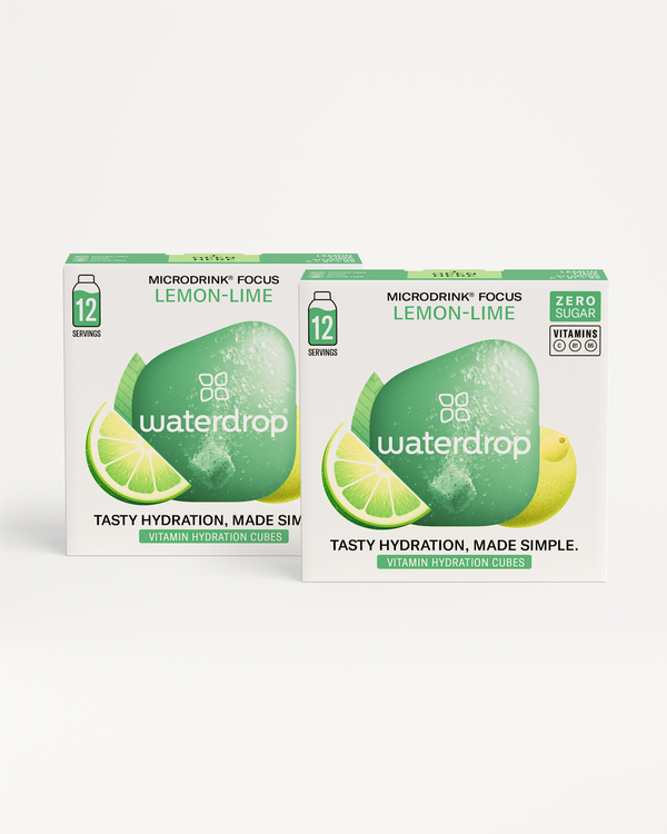 Twee overlappende dozen van de Sprankelend Citrus Dubbelpack tonen de Waterdrop “Microdrink® Focus” Lemon-Lime hydratatieblokjes. Elke doos bevat 12 suikervrije porties met de boodschap Tasty hydration, made simple.