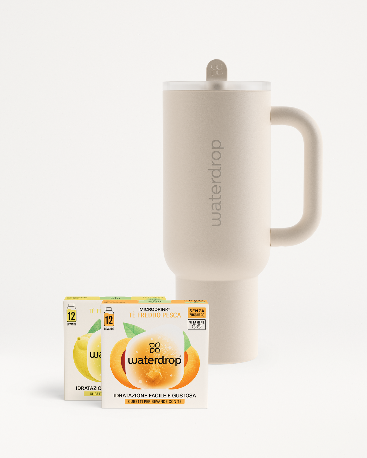 Chill Mode Set met een beige waterdrop reisbeker met handvat, vergezeld van Microdrink dozen: “Tè Freddo Pesca” en citroen ijsthee. Geniet van suikervrije, vitamineverrijkte smaakboosters.