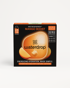 Close-up van de MANGO BOOST verpakking, met de krachtige combinatie van mango en guayusa, zonder suiker. Geschikt voor een directe energieboost, typisch voor waterdrop®'s innovatieve drankproducten.