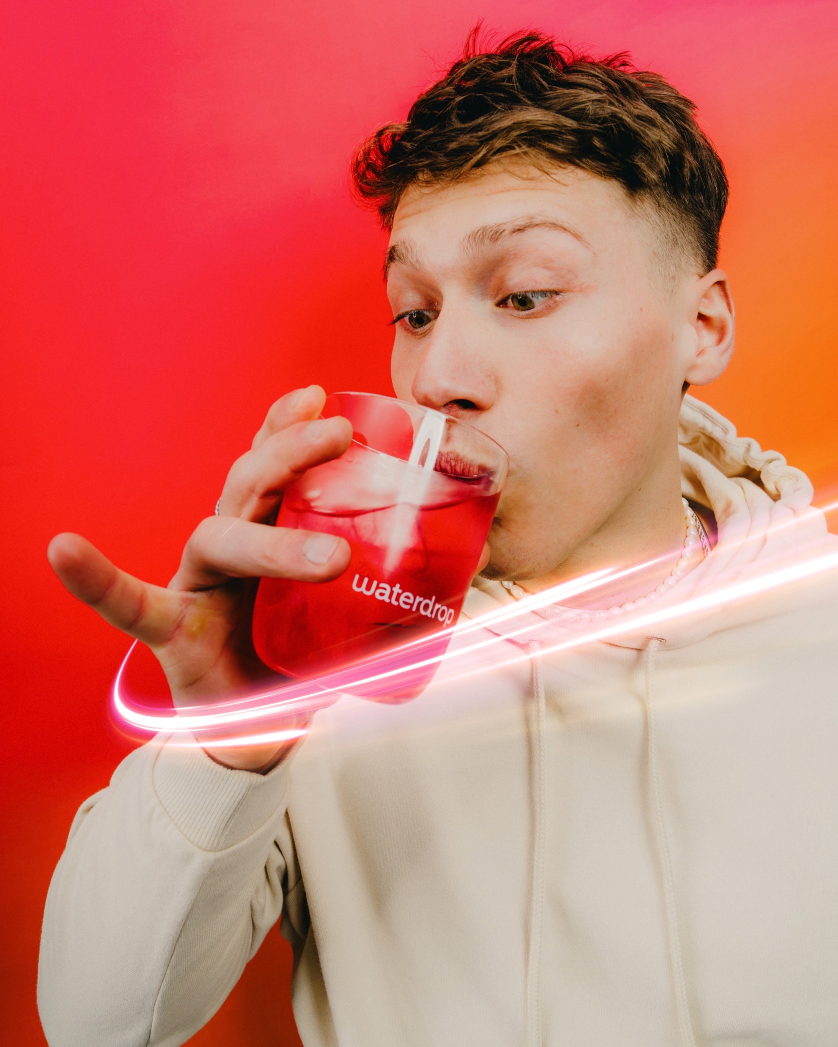 Microenergy Booster Set: een man drinkt energiedrankje uit de set met krachtige smaken, gefocust op oog en oor. Ideaal voor een energieboost zonder suiker of calorieën.