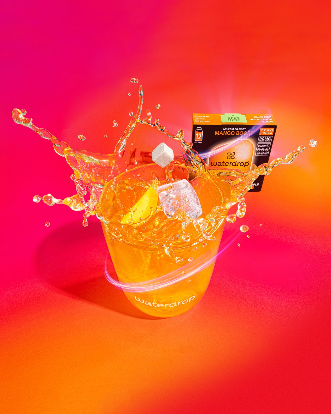 Microenergy Booster Set: Close-up van energiedrankjes met krachtige fruit- en ijsblokdetails, perfect voor een energieke boost. Ideaal voor liefhebbers van suikervrije dranken van waterdrop® NL.