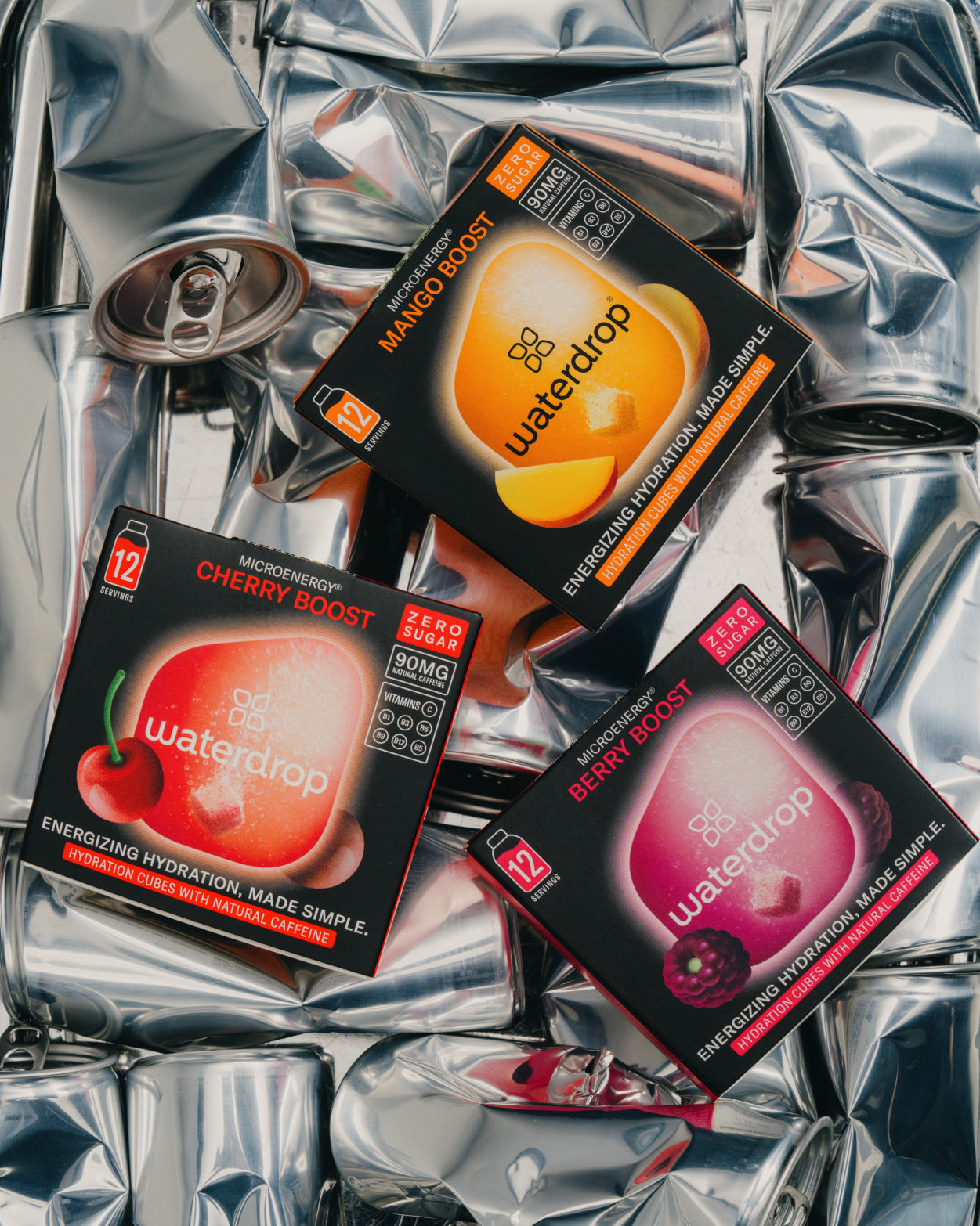 Microenergy Booster Set: een close-up van een krachtige energiedrankjeset met drie smaken, verpakt in een glimmende zilveren doos, ideaal voor een energieboost zonder suiker of calorieën.