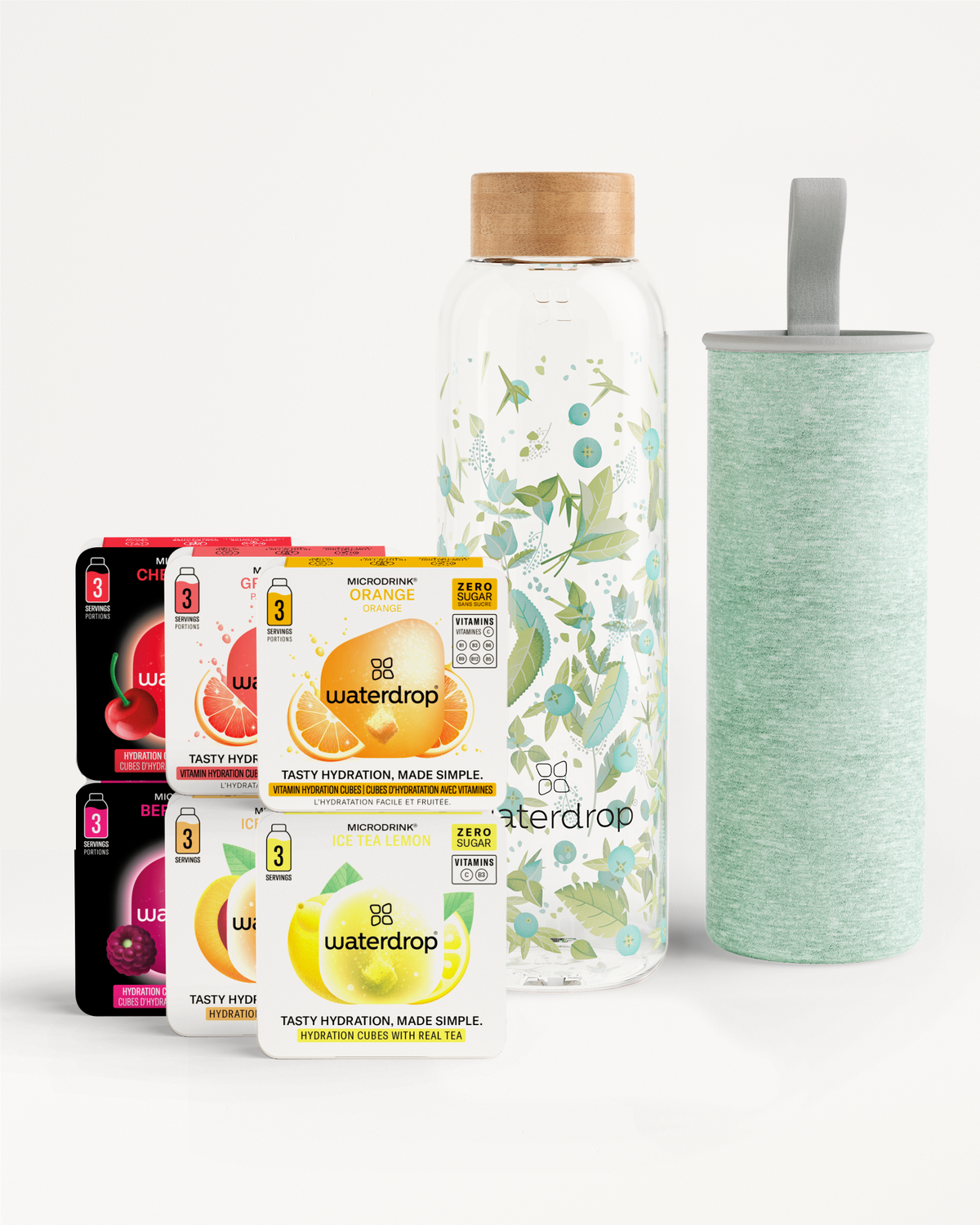 Starter Set Glass met vier waterdrop Microdrink smaken, vergezeld door een stijlvolle glazen fles met bladerenprint en bamboe dop, plus een mintgroene hoes met handvat voor draaggemak.