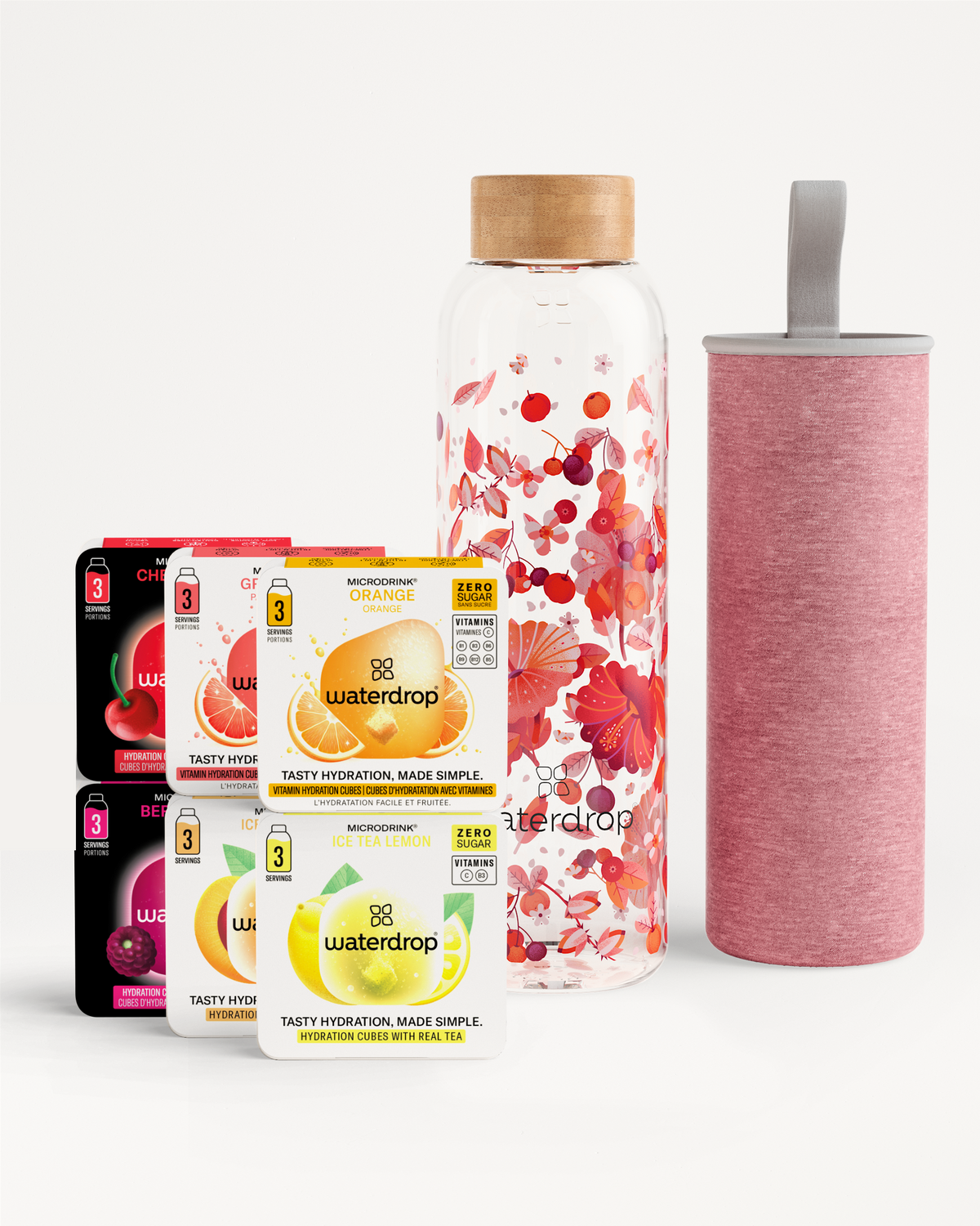 Starter Set Glass van Waterdrop: vier smaakvolle hydratatiekubussen—Orange, Ice Tea Lemon, Cherry, Berry—met vitamines, voor 3 porties. Inclusief glazen fles met bloemenmotief en roze neopreen hoes.