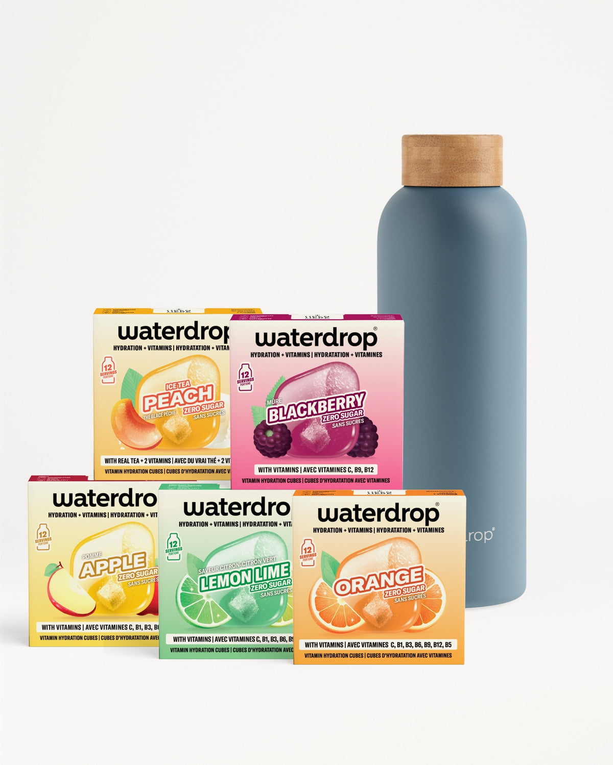 Vijf doosjes waterdrop vitaminhydratieblokjes in smaken: Peach Ice Tea, Blackberry, Apple, Lemon Lime en Orange, naast een hoge, matte blauwe fles met houten dop, 30 Days Starter Set Thermo Steel.
