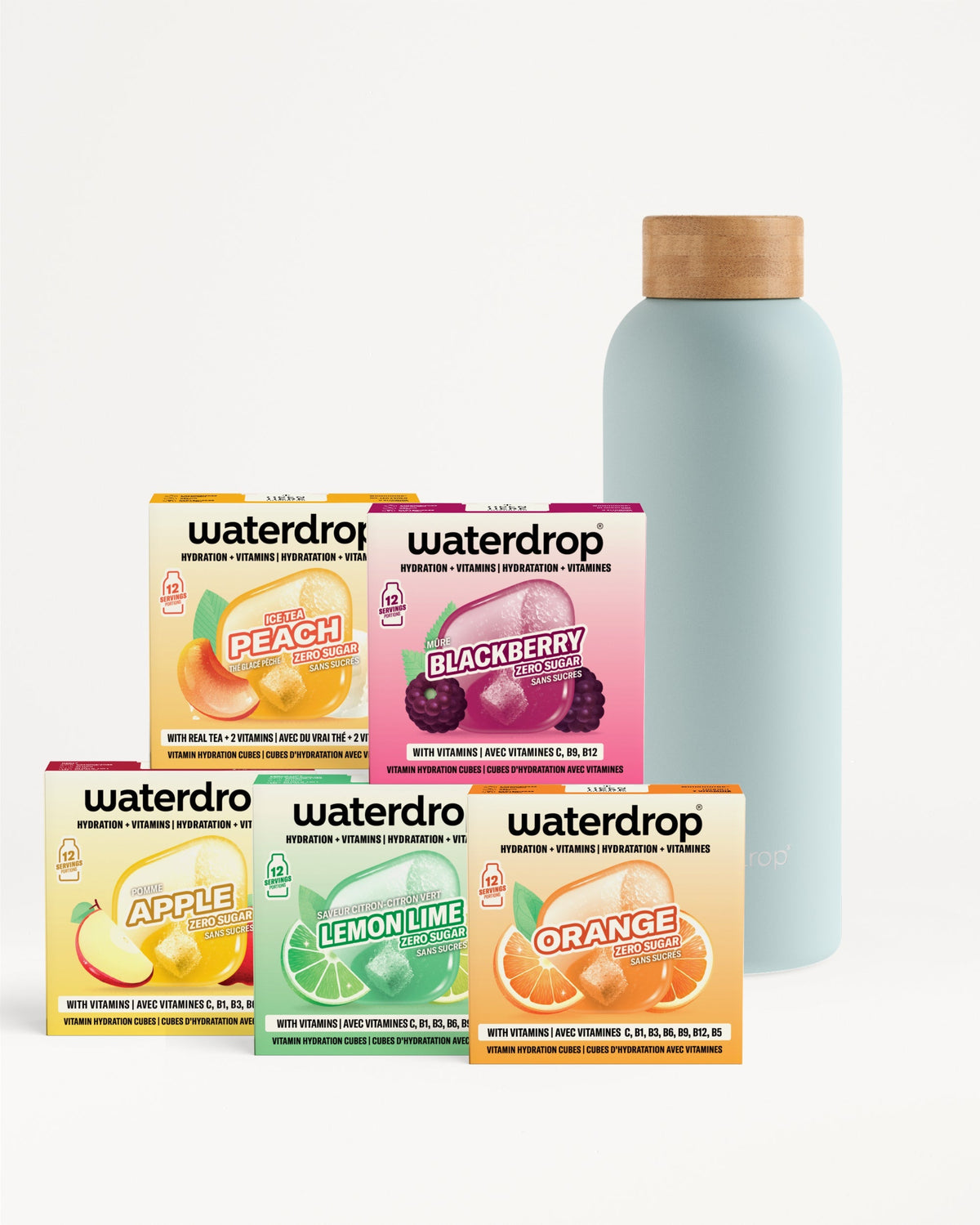 Vijf dozen waterdrop® waterblokjes, elk met een andere smaak: Ice Tea Peach, Blackberry, Apple, Lemon Lime, Orange. Rechts staat een herbruikbare pastelkleurige fles met houten dop. 30 Days Starter Set Thermo Steel.