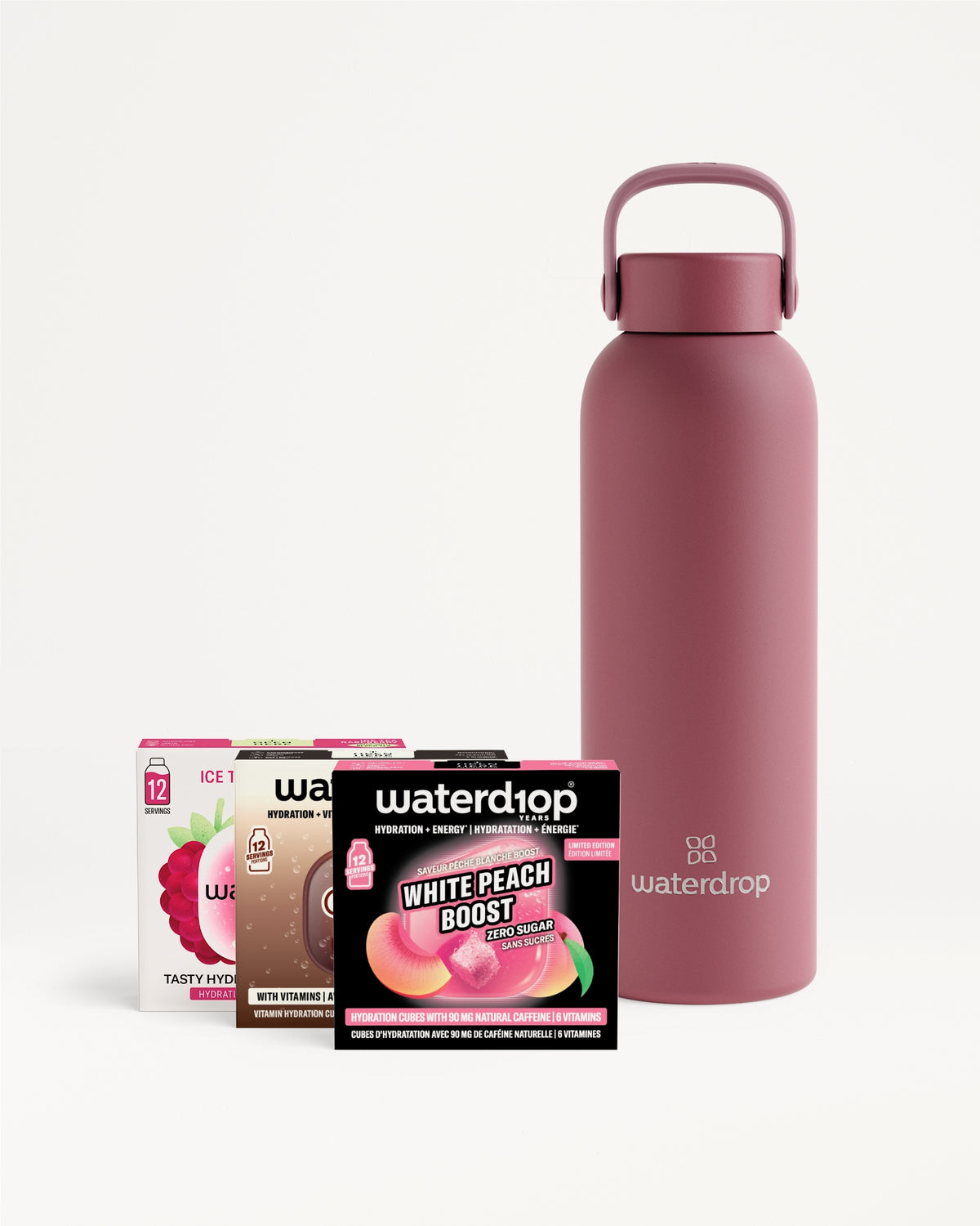 Mat roze geïsoleerde waterfles met draaglus, naast meerdere smaak-sachets.