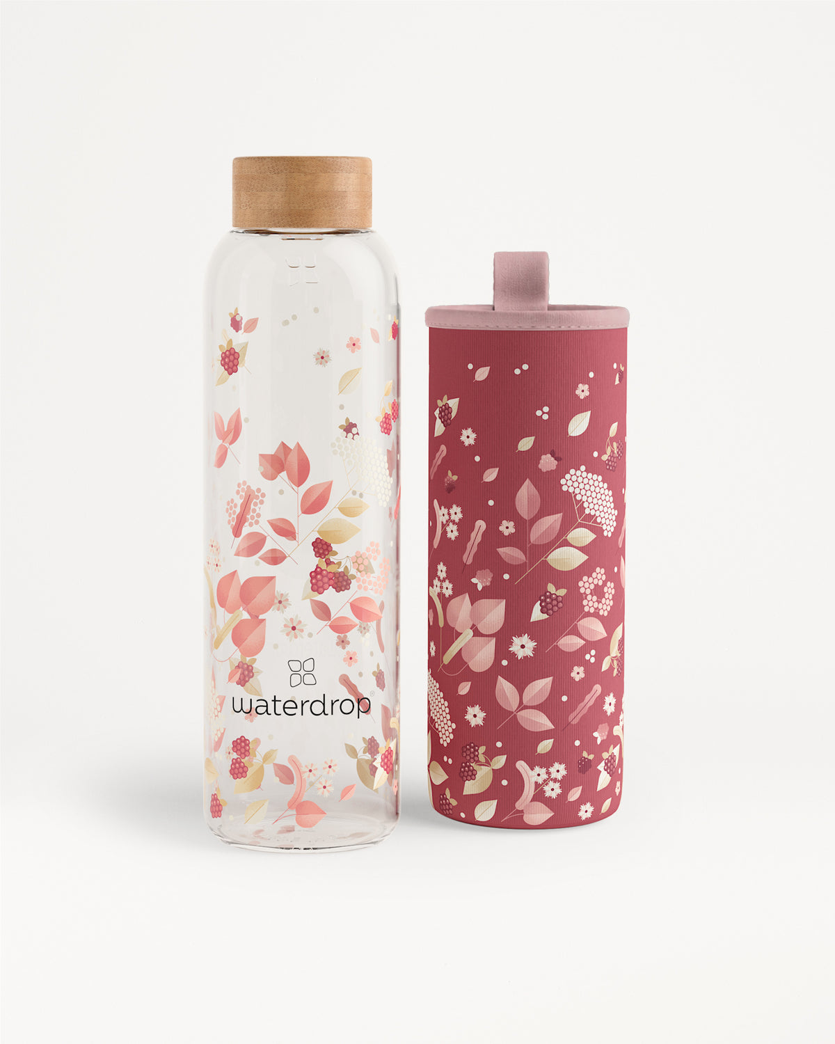 Twee waterflessen met een bloemenpatroon, een heldere fles met houten dop en een roze fles met bijpassende dop.