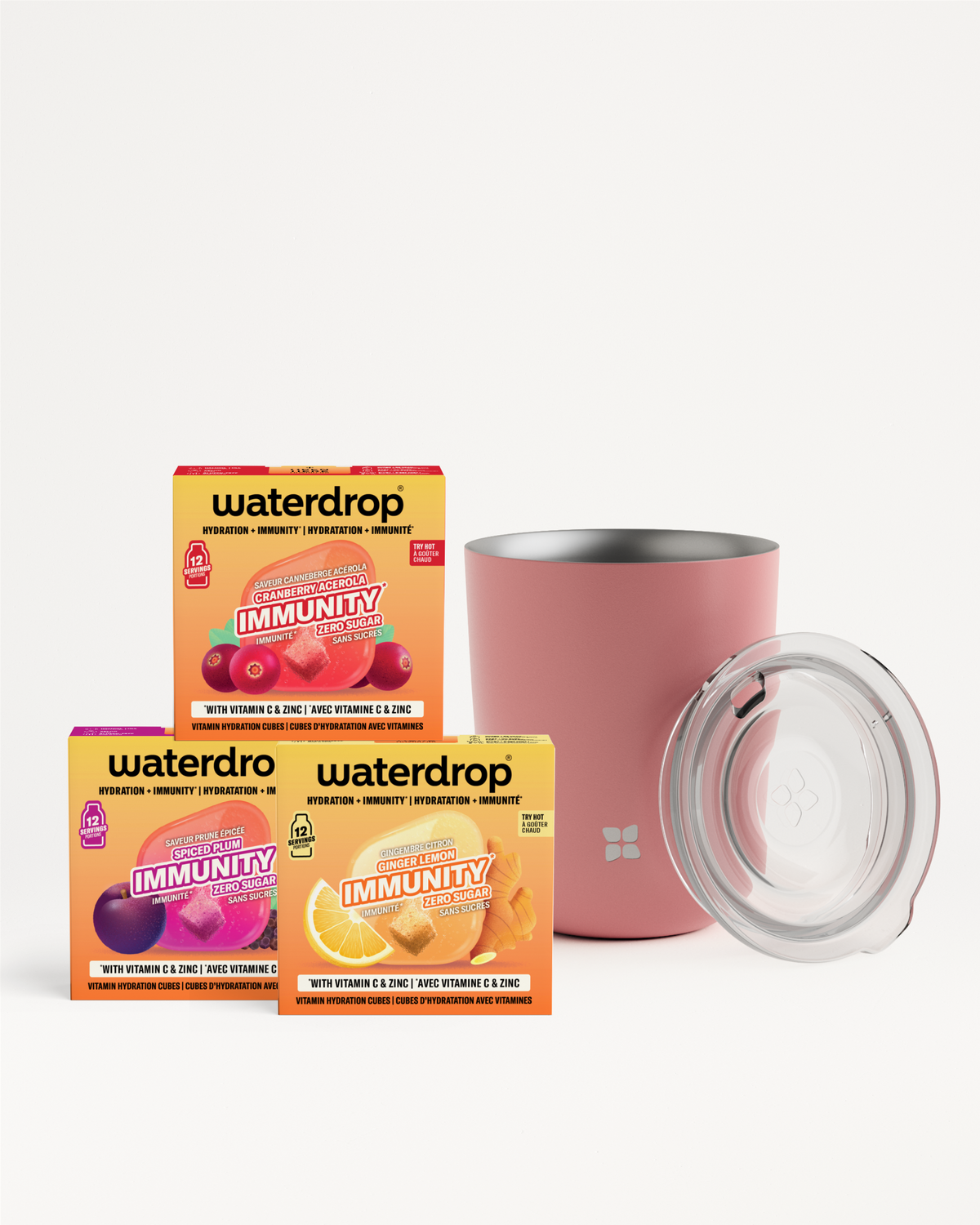 Verschillende immuniteitsdrankzakjes naast een roze geïsoleerde beker met helder deksel.