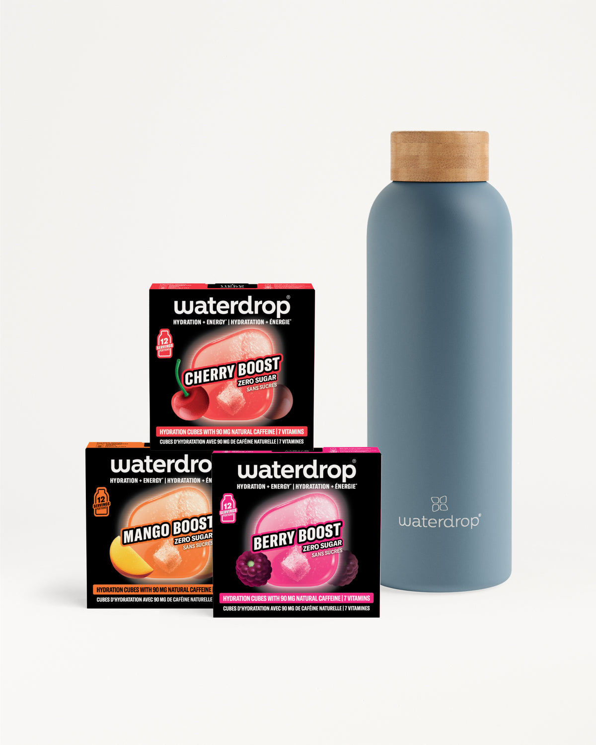 Set van drie Waterdrop-smaken doosjes naast een blauwe herbruikbare fles met houten dop.