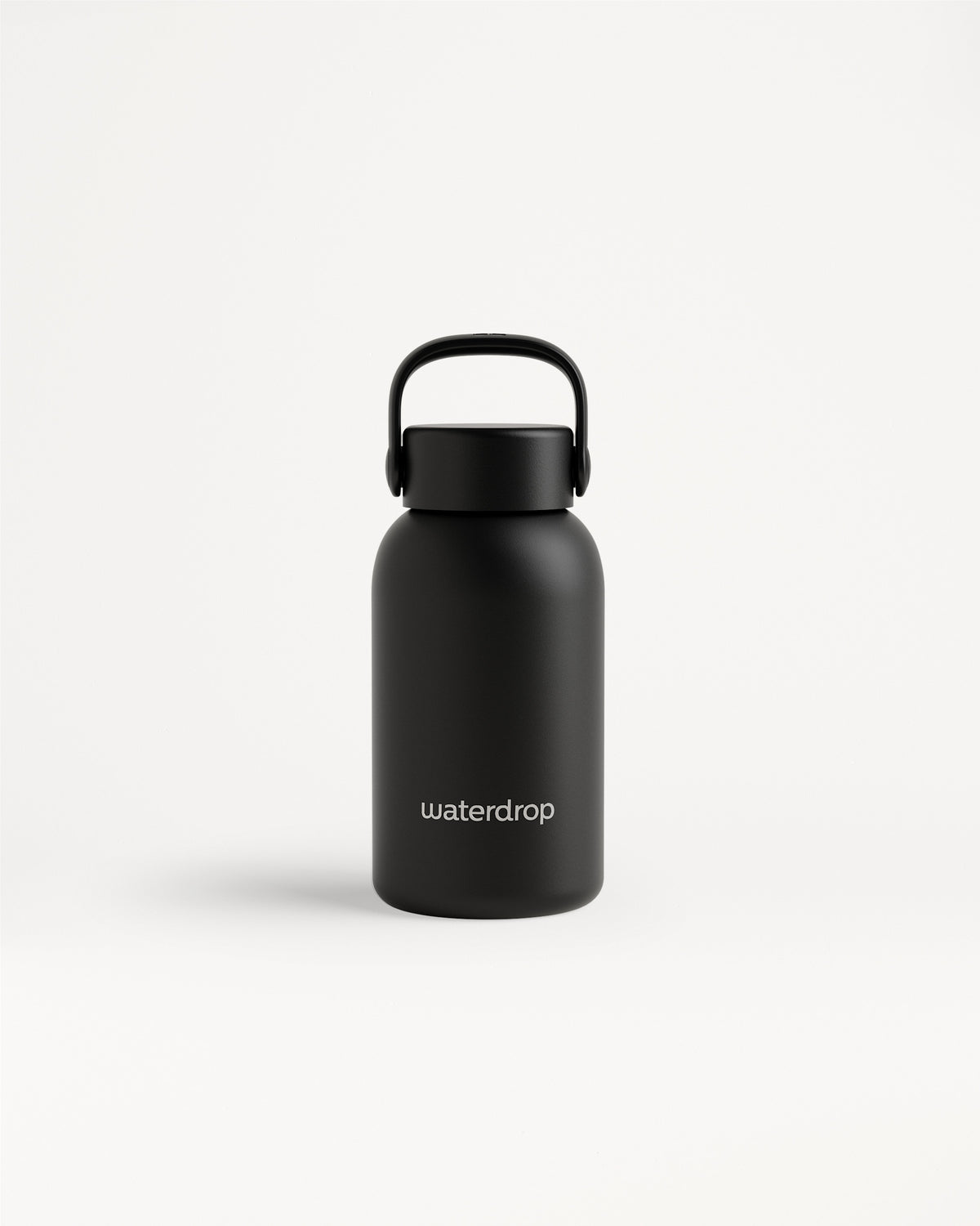Zwarte geïsoleerde fles met gebogen handgreep en matte afwerking op een lichte achtergrond.