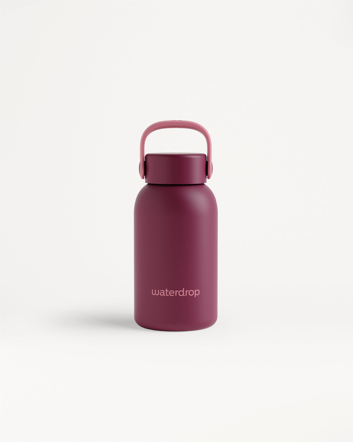 Magenta herbruikbare waterfles met een gebogen handvat op een witte achtergrond.