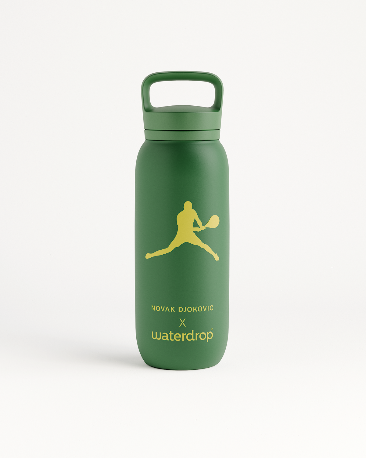 Novak Djokovic · Sport All-Purpose Thermo · Spout Lid fles, ontworpen in groen met een opvallend geel logo, biedt dubbelwandige isolatie om dranken tot 24 uur koud te houden. Beperkte oplage.