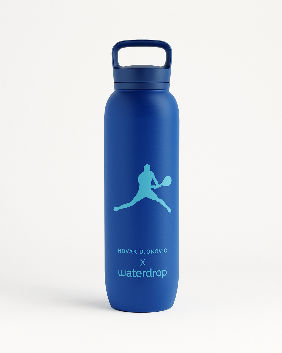 Novak Djokovic · Sport All-Purpose Thermo · Spout Lid fles met een tennisracketlogo, ontworpen voor langdurige hydratatie, ideaal voor sporters. Gemaakt van dubbelwandig roestvrij staal voor koude drankjes tot 24 uur.