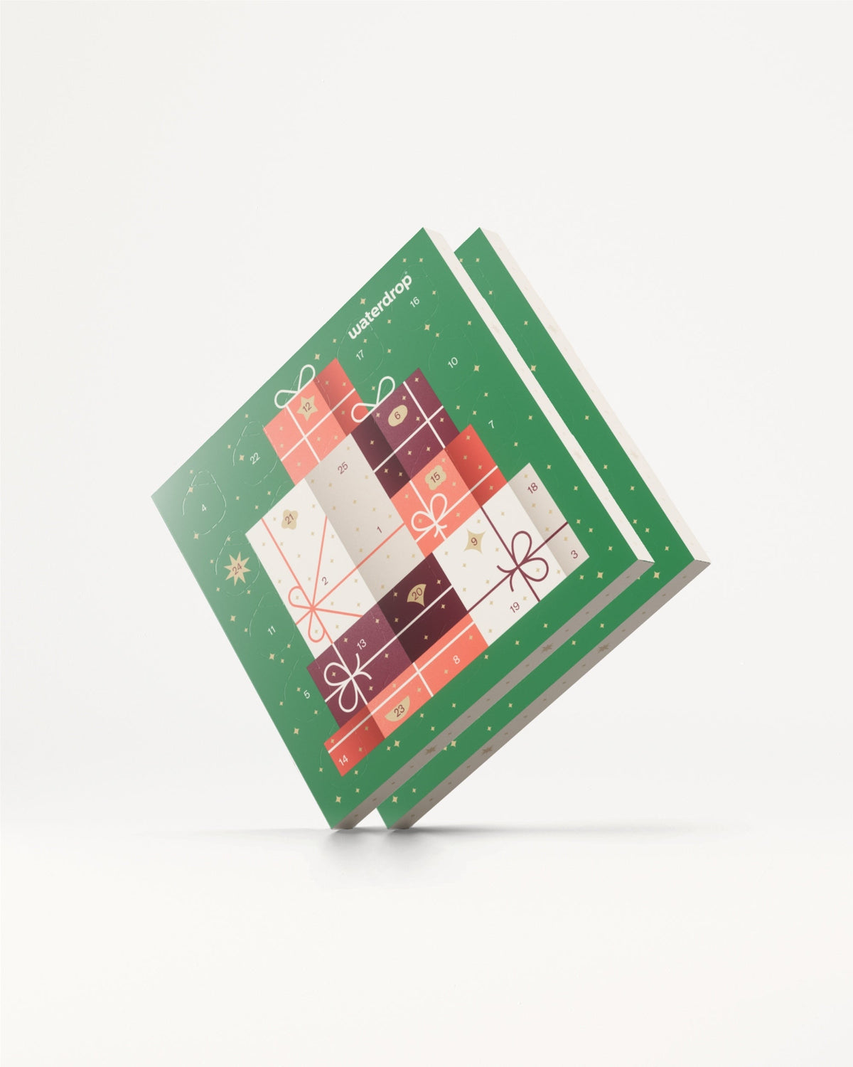 De Small adventskalender van waterdrop® toont een feestelijke kubus met 25 genummerde deurtjes. Elk deurtje verbergt een verrassingscadeau, ideaal voor een fruitige kerstbeleving.