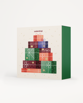 Grote adventskalender van waterdrop®, versierd met een piramide van geschenkdoosillustraties, biedt feestelijke drinkitems en cadeaus, prachtig verpakt in een herbruikbare doos.