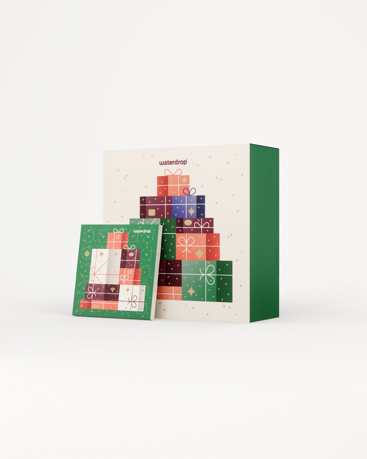 Twee waterdrop® adventskalenders, met een kerstboomvorm van genummerde cadeaudeurtjes, vormen de Adventskalenderset. Ontdek 50 verrassingen, van accessoires tot limited edition smaken, voor een feestelijke ervaring.
