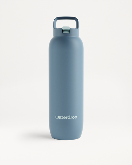 All-Purpose Thermo · Dop met rietje, een slanke herbruikbare drinkfles met een flip-up dop en draaghendel, perfect voor langdurige isolatie van drankjes, voorzien van het “waterdrop” logo.