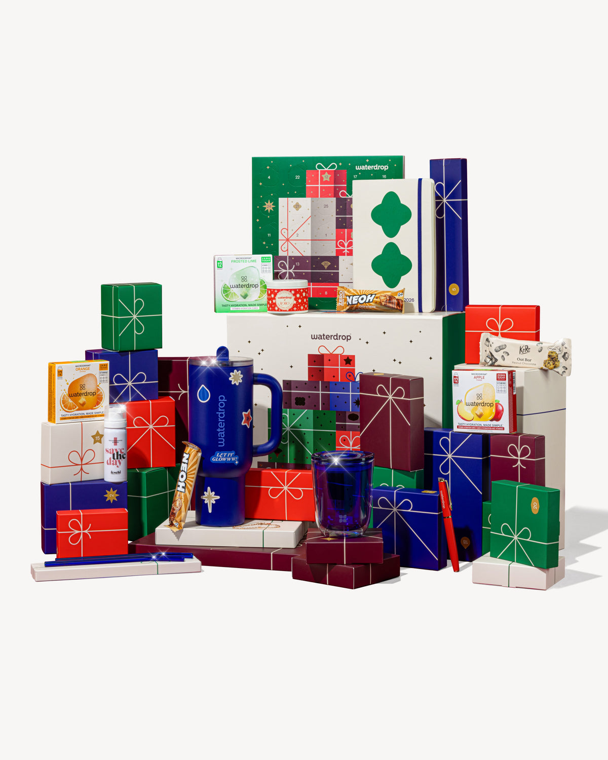 Adventskalenderset van waterdrop® met genummerde cadeaudoosjes, microdrink en vitamineboost-cubes, Save the Day spray, geïsoleerde reisbeker, dubbelwandige glazen tumbler, snacks, en accessoires. Perfect voor een feestelijke traktatie.