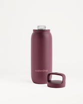 All-Purpose Thermo · Spout Lid, een cilindervormige waterfles van dubbelwandig roestvrij staal, biedt langdurige isolatie voor koude dranken. Uitgerust met brede opening en schroefdop voor extra koelcomfort.