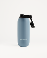 All-Purpose Thermo · Swing Lid fles, cilindervormig en vacuümgeïsoleerd, met een zwarte dop. Deze veelzijdige fles houdt dranken tot 24 uur koud en heeft een praktische geïntegreerde dop.
