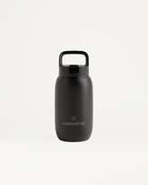 Matte-zwarte All-Purpose Thermo · Dop met rietje van Waterdrop, geïsoleerde fles met schroefdop en geïntegreerde handgreep, logo in wit op de voorkant, houdt dranken tot 24 uur koud.