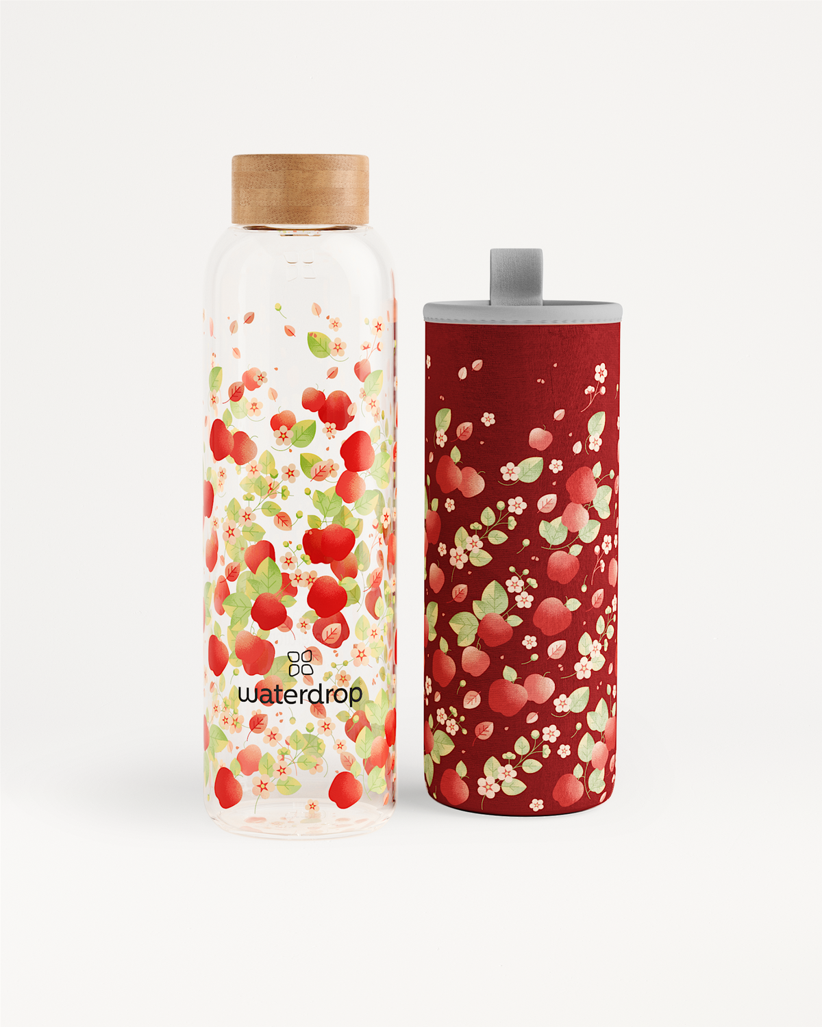 APPEL Edition Glazen drinkfles met bamboe deksel en herhalend patroon van rode vruchten en bloemen, inclusief bijpassende rode neopreen hoes met grijze trekflap voor eenvoudige hantering. Perfect voor duurzame hydratatie onderweg.