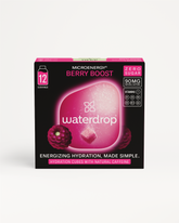 BERRY BOOST energy drink met braamsmaak, verrijkt met kolanoot voor natuurlijke cafeïne, naast een roze bord met witte tekst en close-ups van een vrucht en bloem.