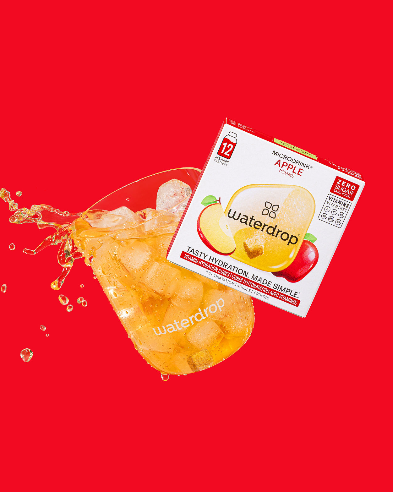 Hydratatieset voor het hele gezin met een Waterdrop® glas gevuld met ijs en lichte vloeistof. Naast het glas staat een doos met Microdrink “Apple” smaakblokjes, geëtiketteerd met “Zero Sugar” en 12 porties.