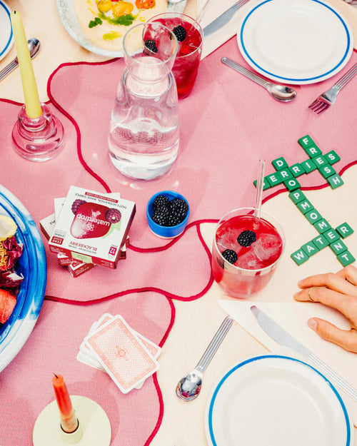 Close-up van de Microdrink Bestseller Set, met een lepel naast een bord, wat de geselecteerde top vier smaken van waterdrop® highlight: ICE TEA PERZIK, ICE TEA CITROEN, SINAASAPPEL & BRAAM.