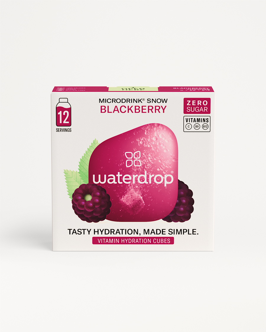 WATERDROP® Kies je 12-Pack Microdrink Snow Blackberry in een doos met 12 porties. Op de voorkant staan Zero Sugar, Vitamin Hydration Cubes en illustraties van bramen en een blad.