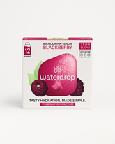 WATERDROP® Kies je 12-Pack Microdrink Snow Blackberry in een doos met 12 porties. Op de voorkant staan Zero Sugar, Vitamin Hydration Cubes en illustraties van bramen en een blad.