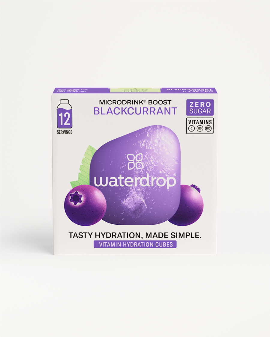 Verpakking van waterdrop® Microdrink Boost in zwarte bes smaak, getiteld Kies je 12-Pack, met 12 suikervrije vitaminehydratatieblokjes, voorzien van vitamine C, B6 en B12.