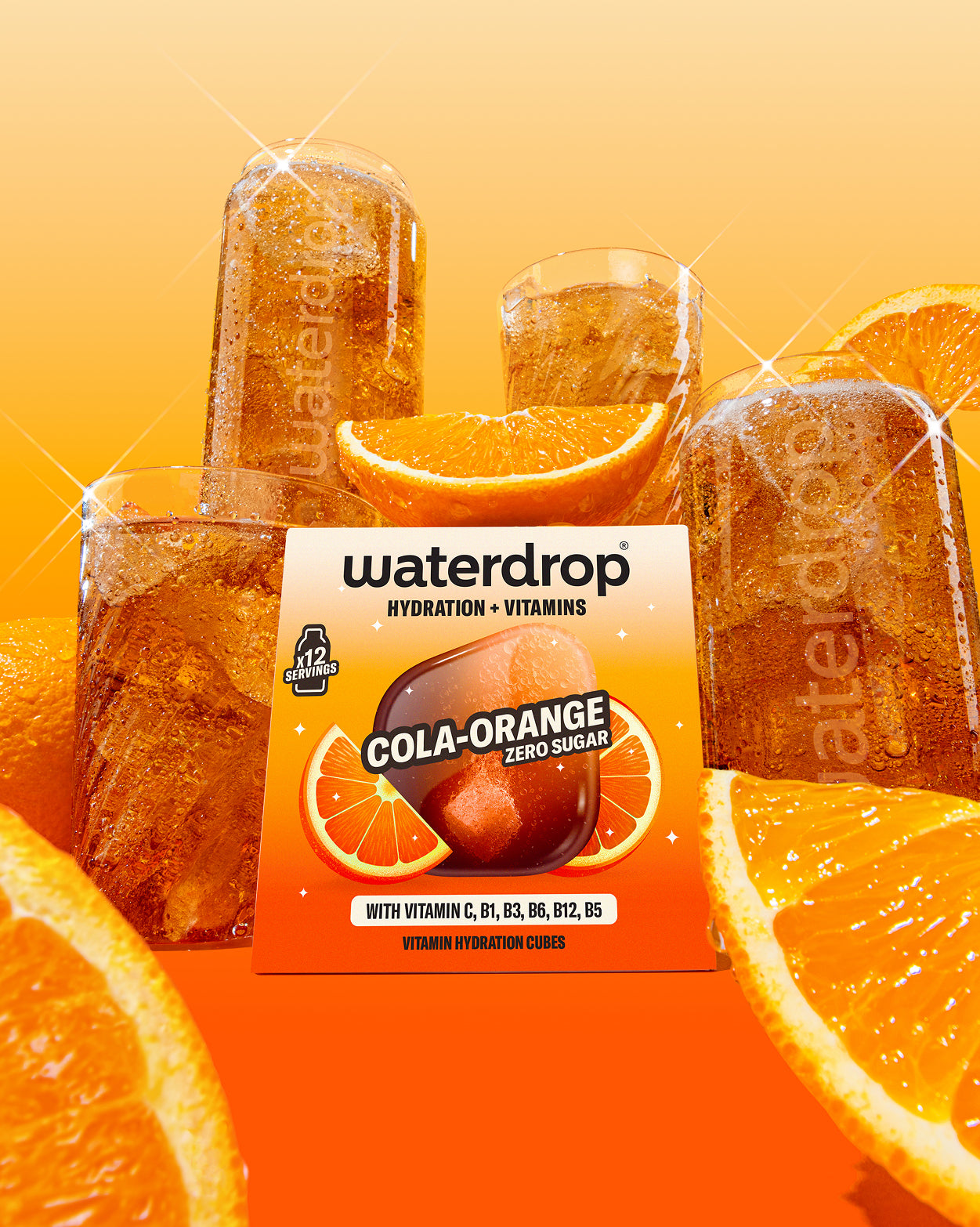 COLA ORANGE 3+1: Stijlvol gepresenteerde waterdrop® hydratieblokjes met colasinaasappelsmaak, omgeven door bruisende drankjes en sinaasappelschijfjes. Bevat vitamines C, B1, B3, B6, B12, B5. Exclusief voor Rewards-leden.