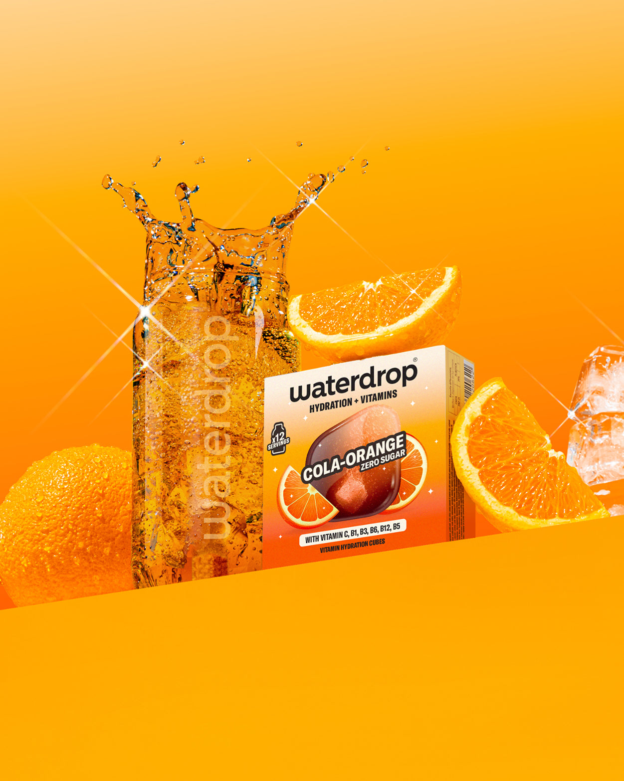 COLA glazen blikjesset in beeld: een glas bruiswater met waterdrop Cola-Orange cubes, omringd door verse sinaasappels en ijsblokjes. Het versterkt de duurzame drinkervaring met vitamines en smaak.