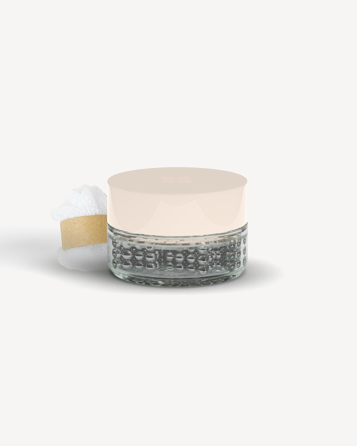Kies je goodie: Een elegant potje met decoratief glazen onderkant en beige deksel, vergezeld van een bijpassend poederdonsje met papieren band, ideaal voor cosmetische toepassingen.