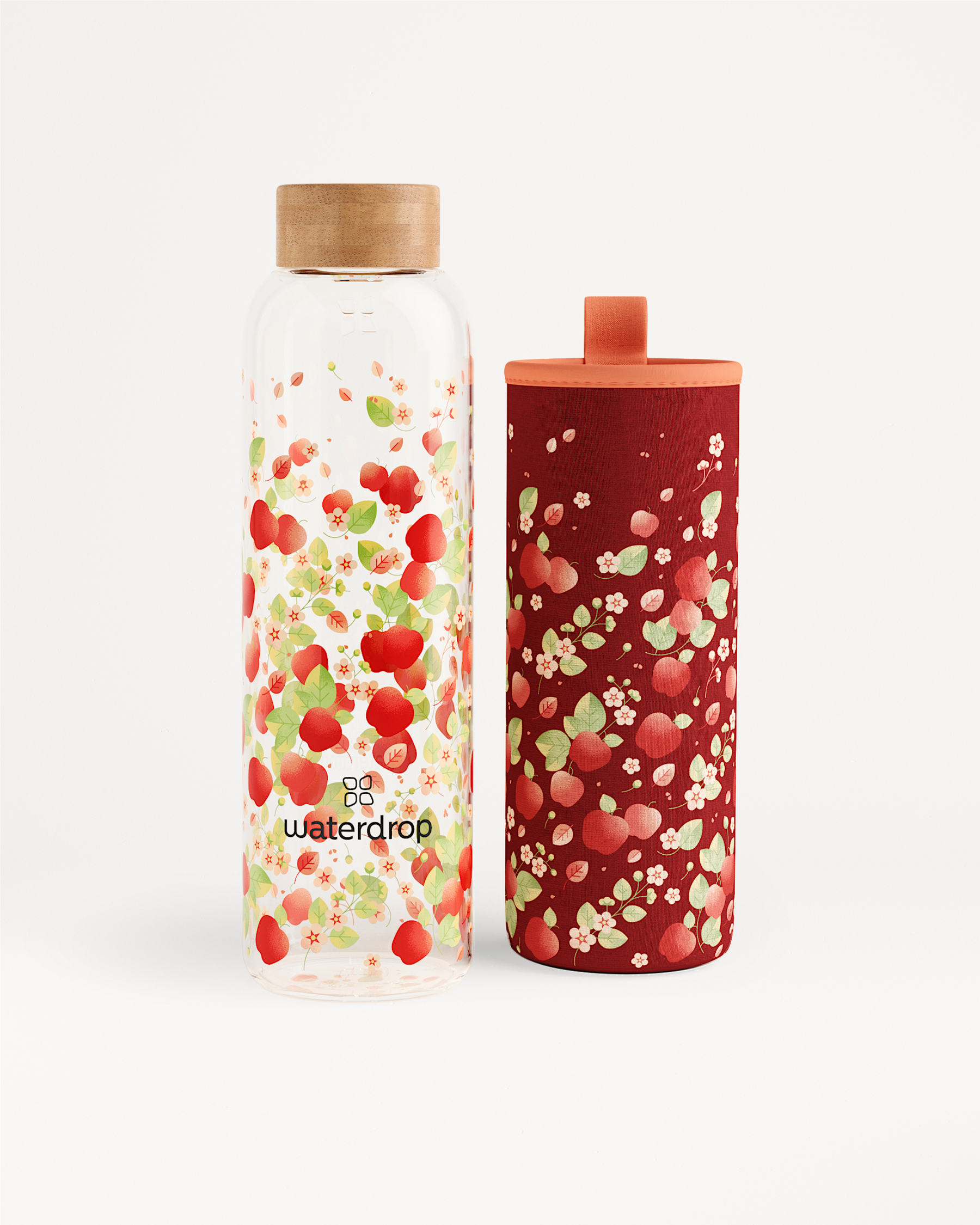 APPEL Edition Glazen drinkfles met een bamboe-deksel, versierd met appel- en bloesemmotief, naast een bijpassende neopreen hoes, ontworpen voor duurzame hydratatie onderweg.