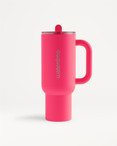 Neonroze Explorer Thermo Drinkbeker, een cilindrische fles met handvat en openklapbaar rietje, ideaal voor hydratatie. Deze Limited Edition beker biedt extra verkoeling dankzij zijn dubbelwandige ontwerp.
