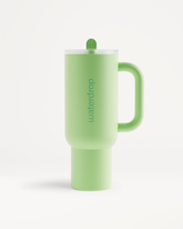 Explorer Thermo Drinkbeker, een groene plastic beker met handvat en opklapbaar rietje, ontworpen om dranken tot 12 uur koud te houden. Geschikt voor avonturen en dagelijks gebruik.