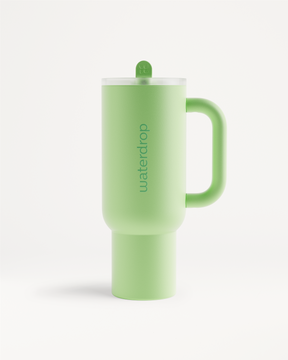 Explorer Thermo Drinkbeker, een groene plastic beker met handvat en opklapbaar rietje, ontworpen om dranken tot 12 uur koud te houden. Geschikt voor avonturen en dagelijks gebruik.