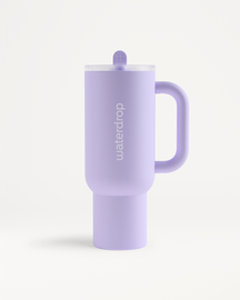 Explorer Thermo Drinkbeker: Een hoge lavendelkleurige reismok met handvat en doorzichtige deksel met klapdeksel. Houdt drankjes tot 12 uur koud, perfect voor onderweg. Merknaam waterdrop verticaal gedrukt.