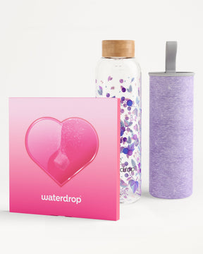 Hydratatieset met hartjes en glazen fles