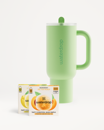 De Chill Mode Set toont een lichtgroene Waterdrop geïsoleerde reismok met handvat en fliptopdeksel, naast twee doosjes Waterdrop Microdrink, waaronder Ice Tea Peach-smaak, tegen een witte achtergrond.