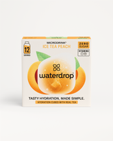 Kies je goodie: een doos met ijsthee van waterdrop®, benadrukt waterdrop®'s suikervrije en calorievrije aanbod, met een close-up van een logo en een bordje zichtbaar in de achtergrond.